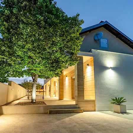 Gorgeous In With Wifi Holiday home Nadin